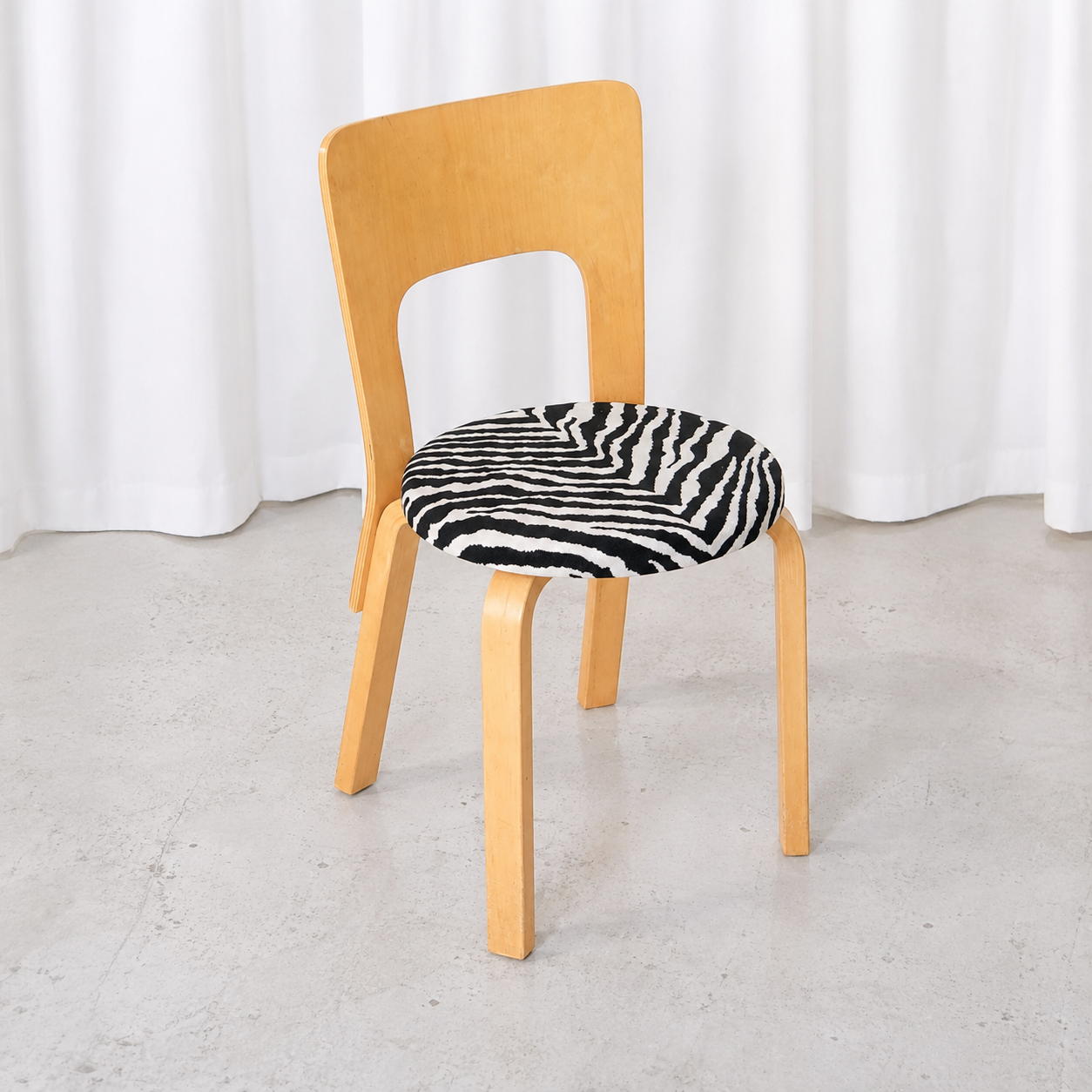 Alvar Aalto 66 -tuoli, valmistaja Artek, Zebra-verhoilu