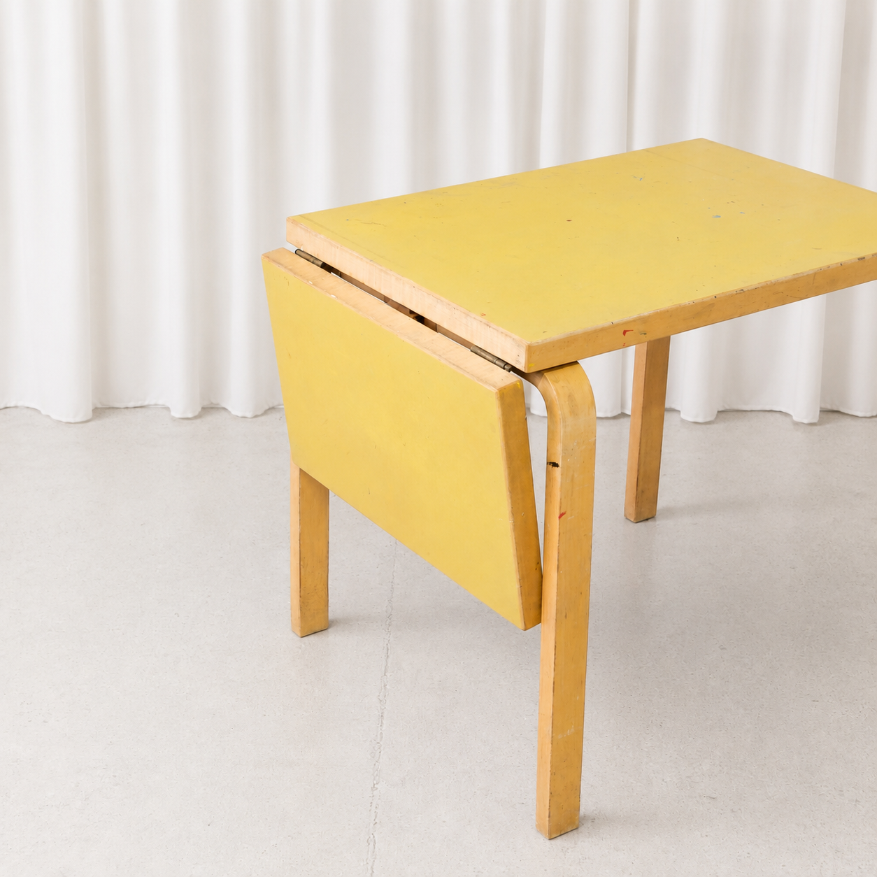 Alvar Aalto DL82 -klaffipöytä, keltainen linoleumi, valmistaja Artek