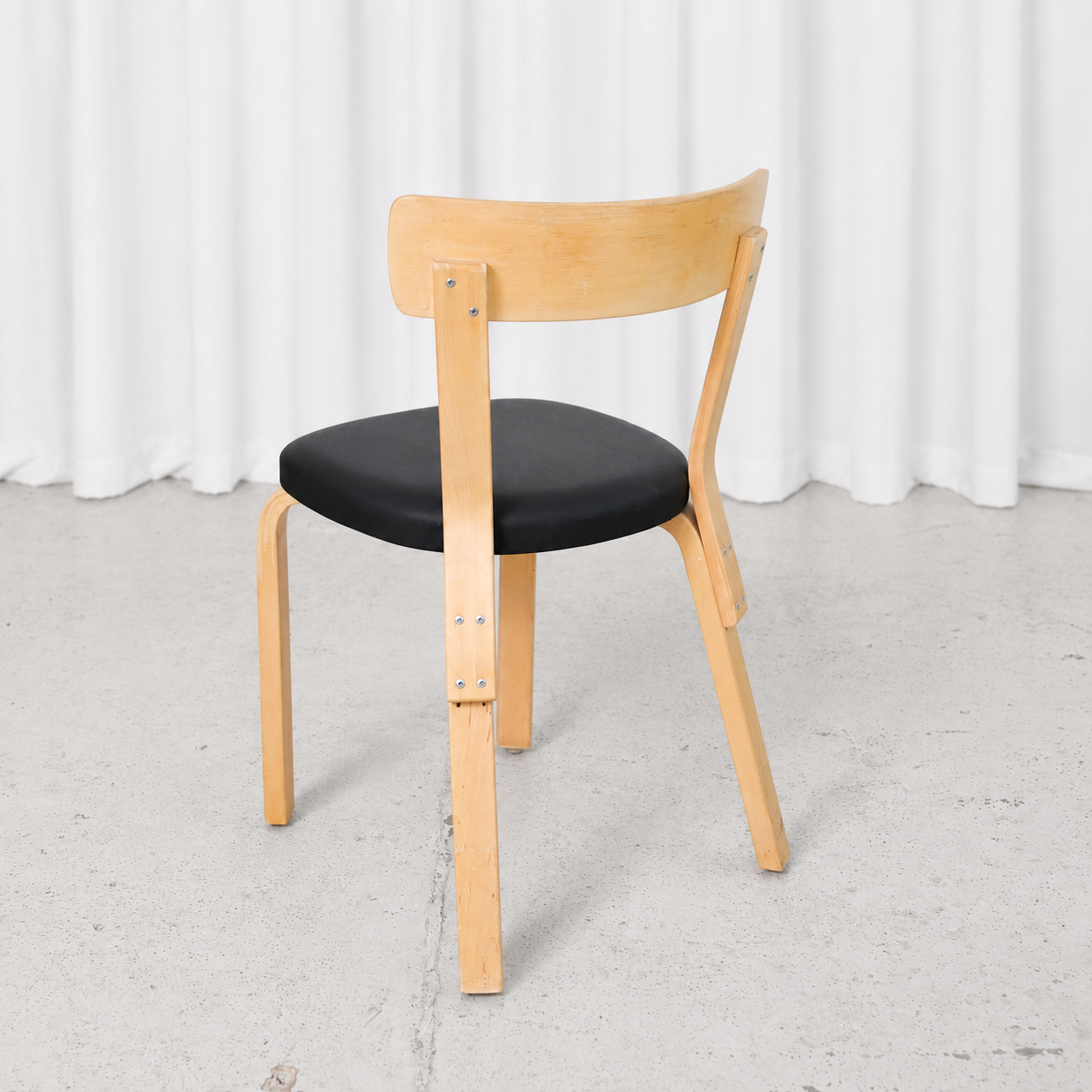 Alvar Aalto 69 -tuoli, valmistaja Artek, musta verhoilu