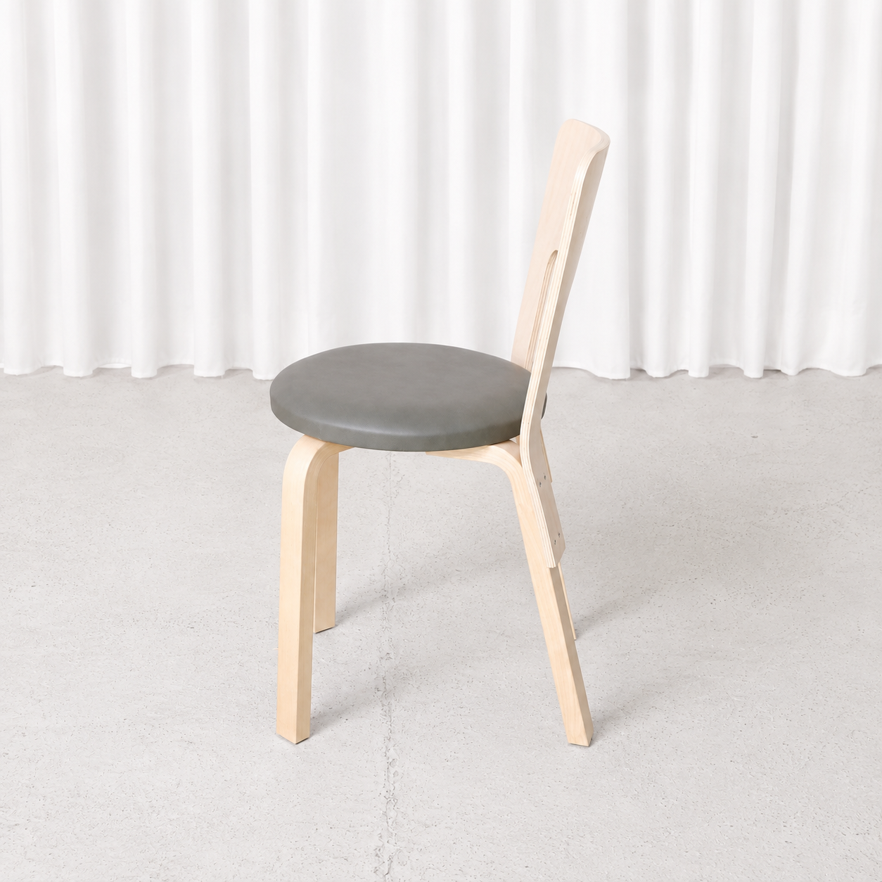 Alvar Aalto 66 -tuoli, valmistaja Artek, 2026
