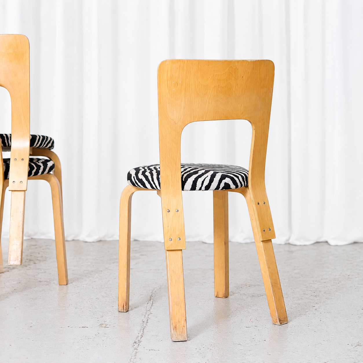 Alvar Aalto 66 -tuoli, valmistaja Artek, Zebra-verhoilu