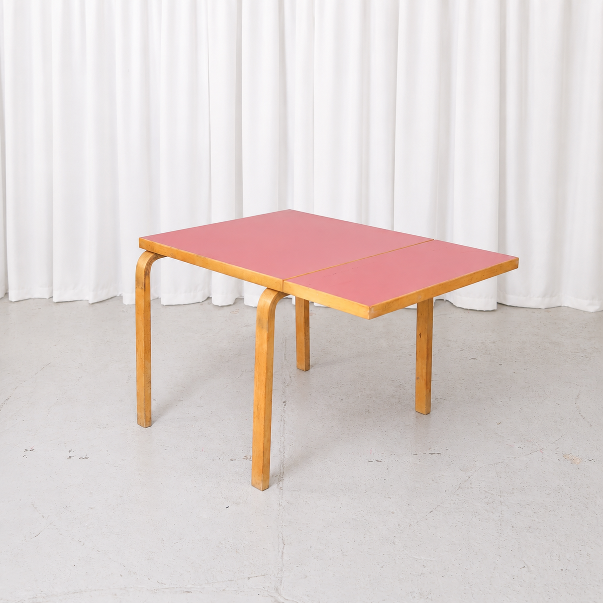 Artek DL81C taittopöytä, punainen linoleumi – Alvar Aalto