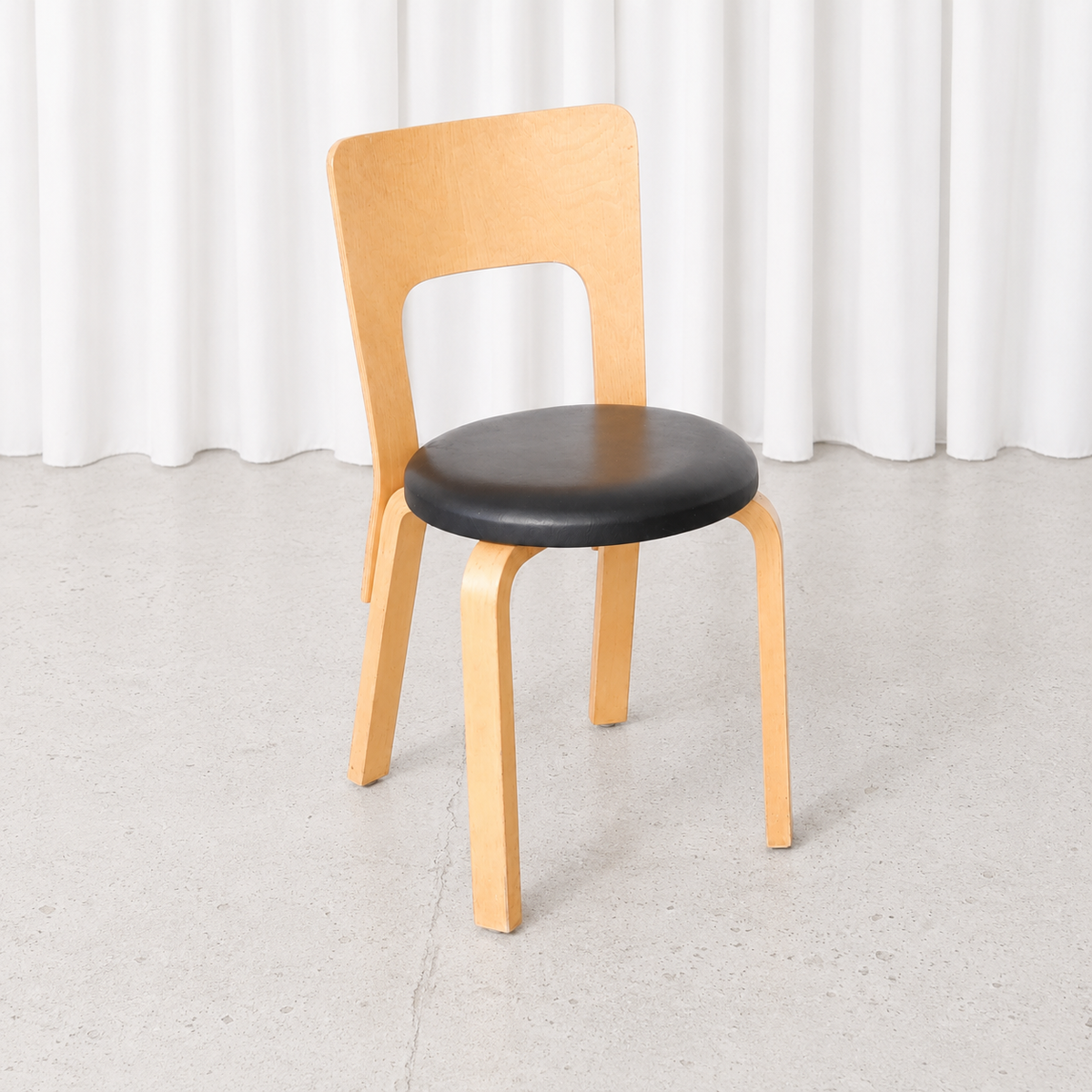 Artek tuoli 66, koivu ja musta nahkaistuin – Alvar Aalto