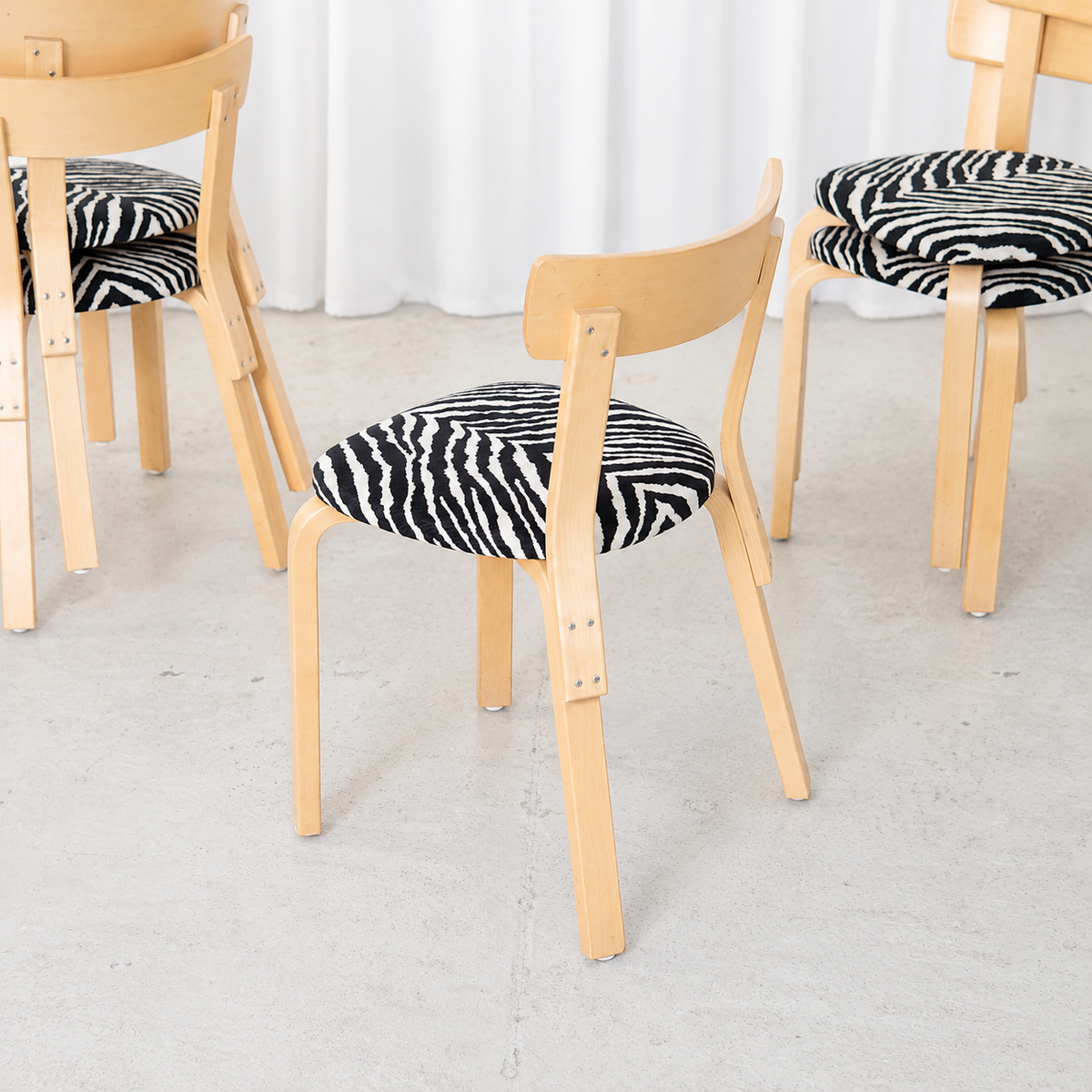 Alvar Aalto 69 -tuoli, valmistaja Artek, Zebra-verhoilu