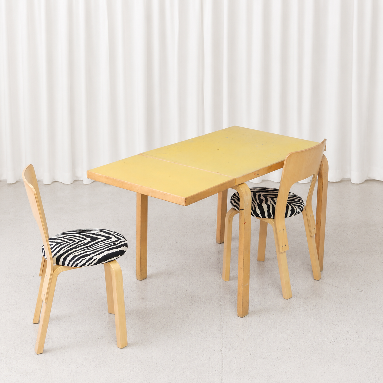 Alvar Aalto DL82 -klaffipöytä, keltainen linoleumi, valmistaja Artek