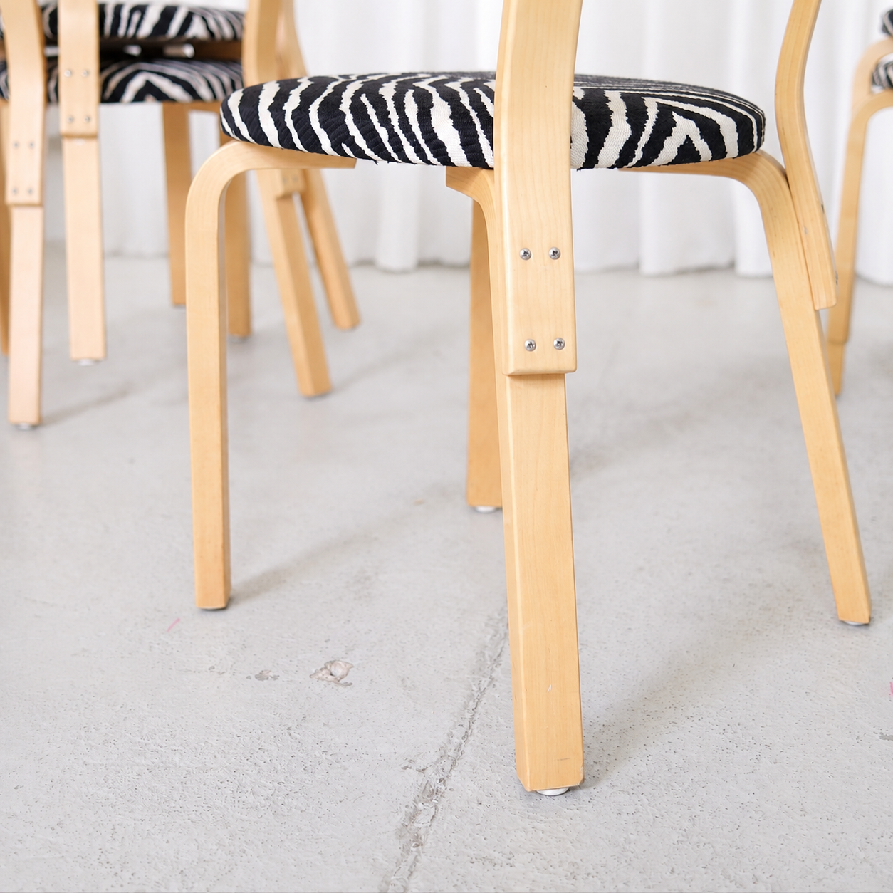 Alvar Aalto 69 -tuoli, valmistaja Artek, Zebra-verhoilu