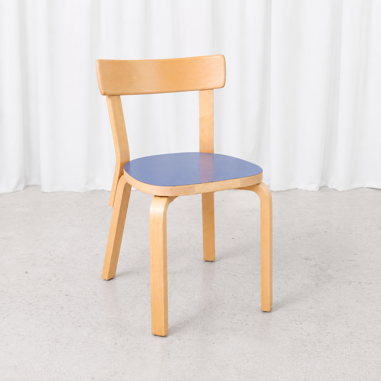 Alvar Aalto 69 -tuoli, valmistaja Artek, sininen laminaatti