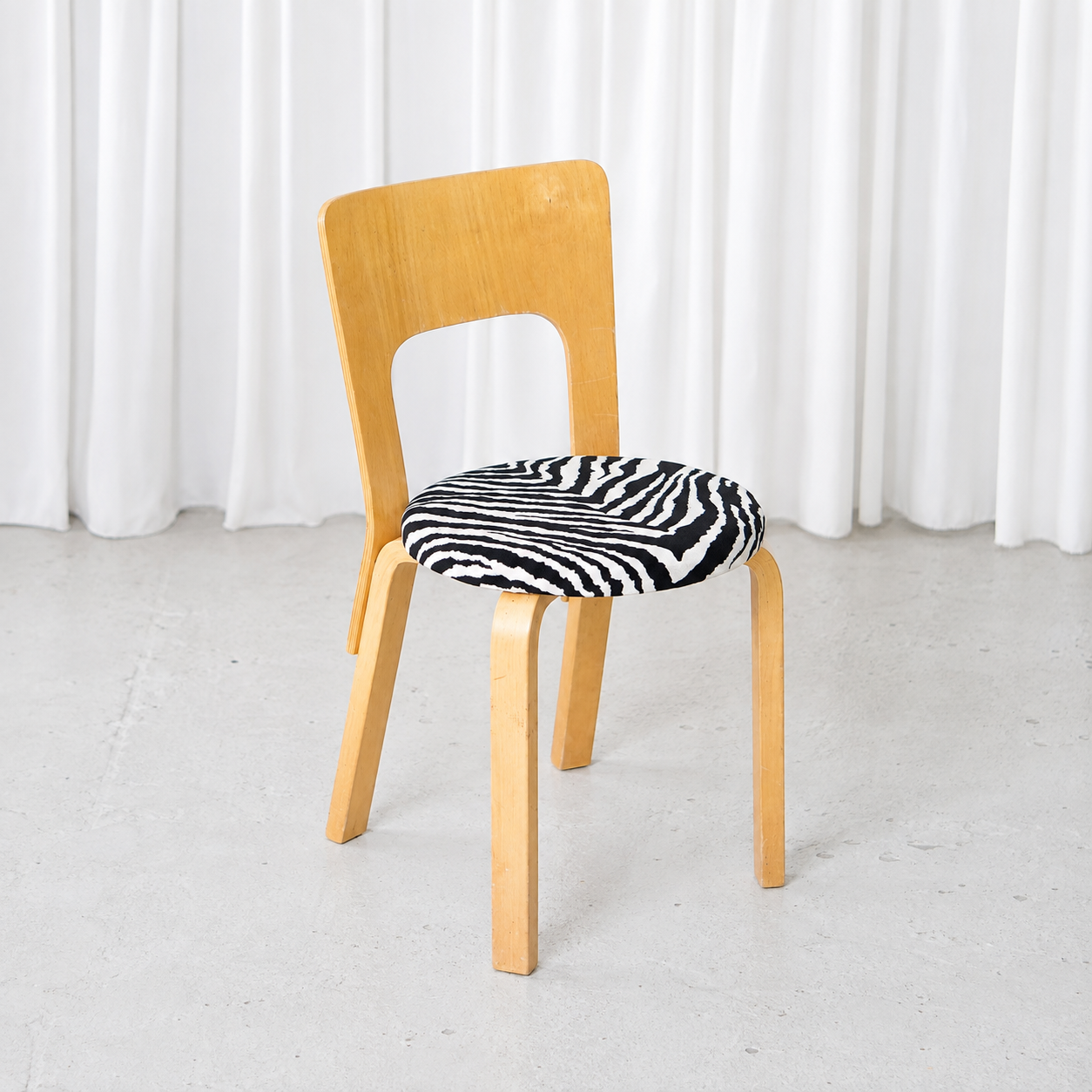 Alvar Aalto 66 -tuoli, valmistaja Artek, Zebra-verhoilu