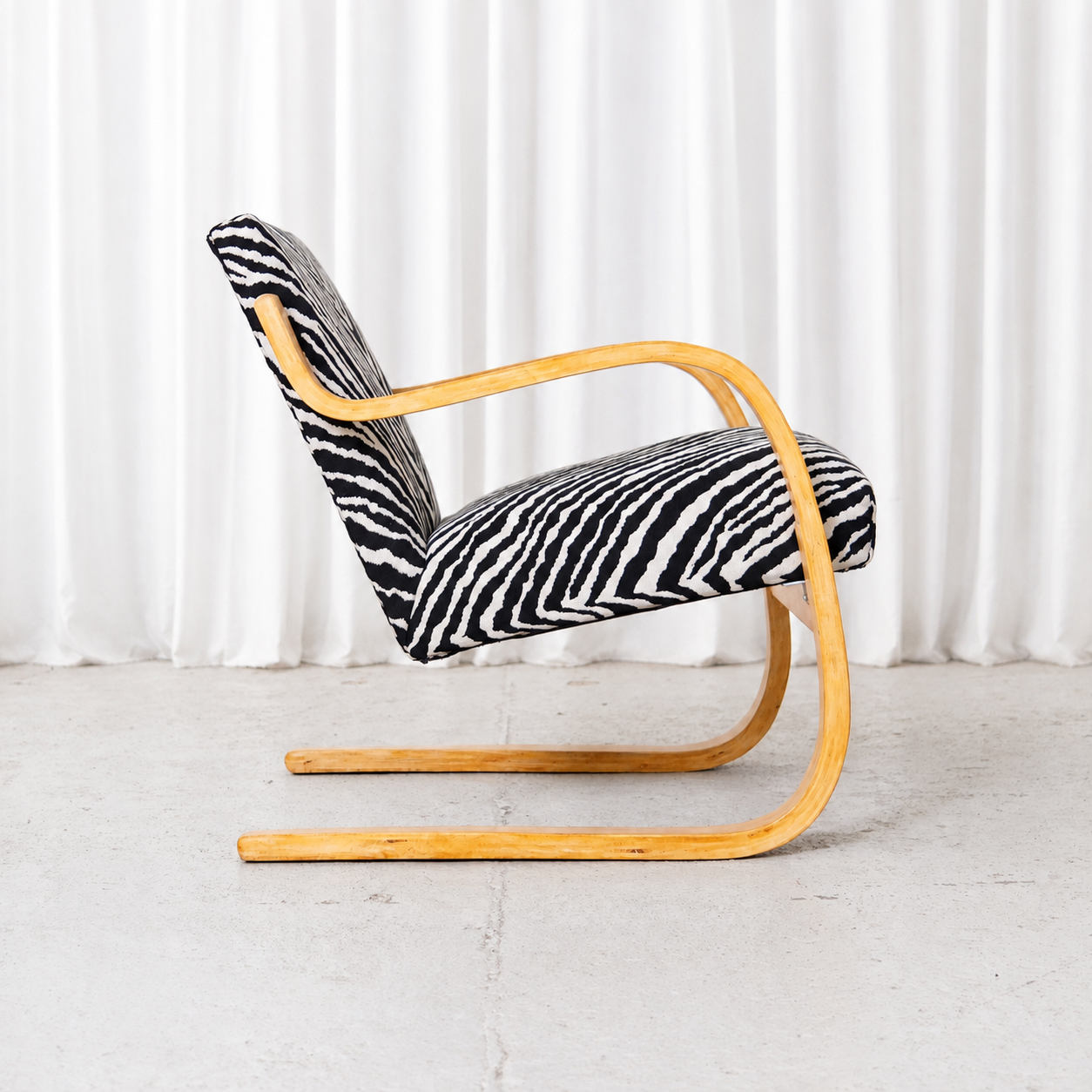 Alvar Aalto Artek 402 -nojatuoli, Zebra-verhoilu