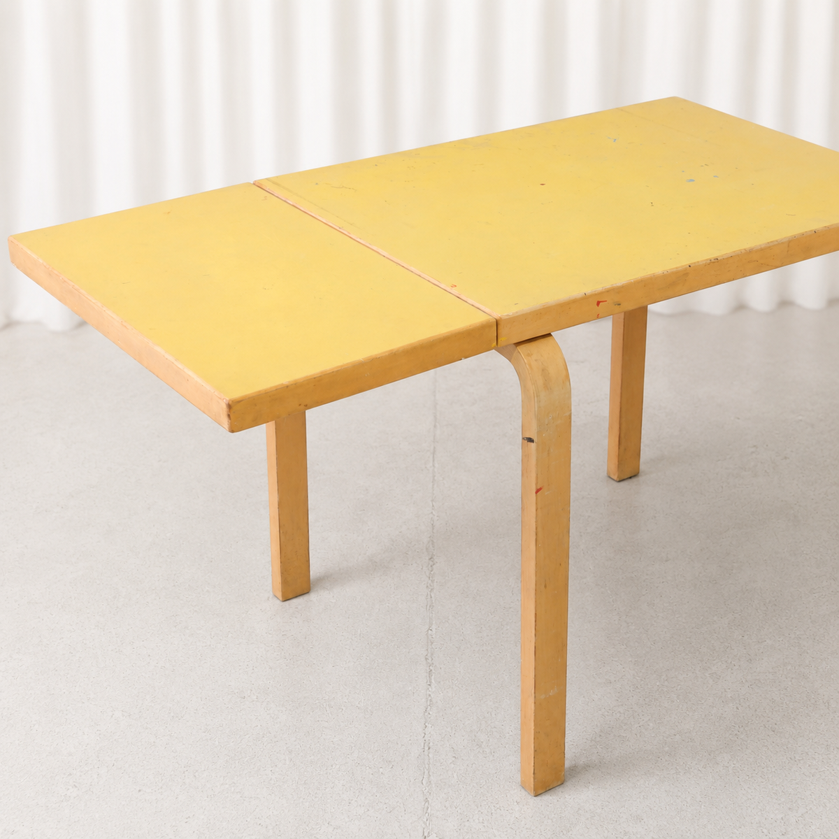 Alvar Aalto DL82 -klaffipöytä, keltainen linoleumi, valmistaja Artek