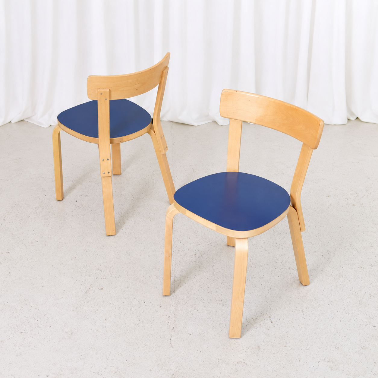 Alvar Aalto 69 -tuoli, valmistaja Artek, sininen laminaatti