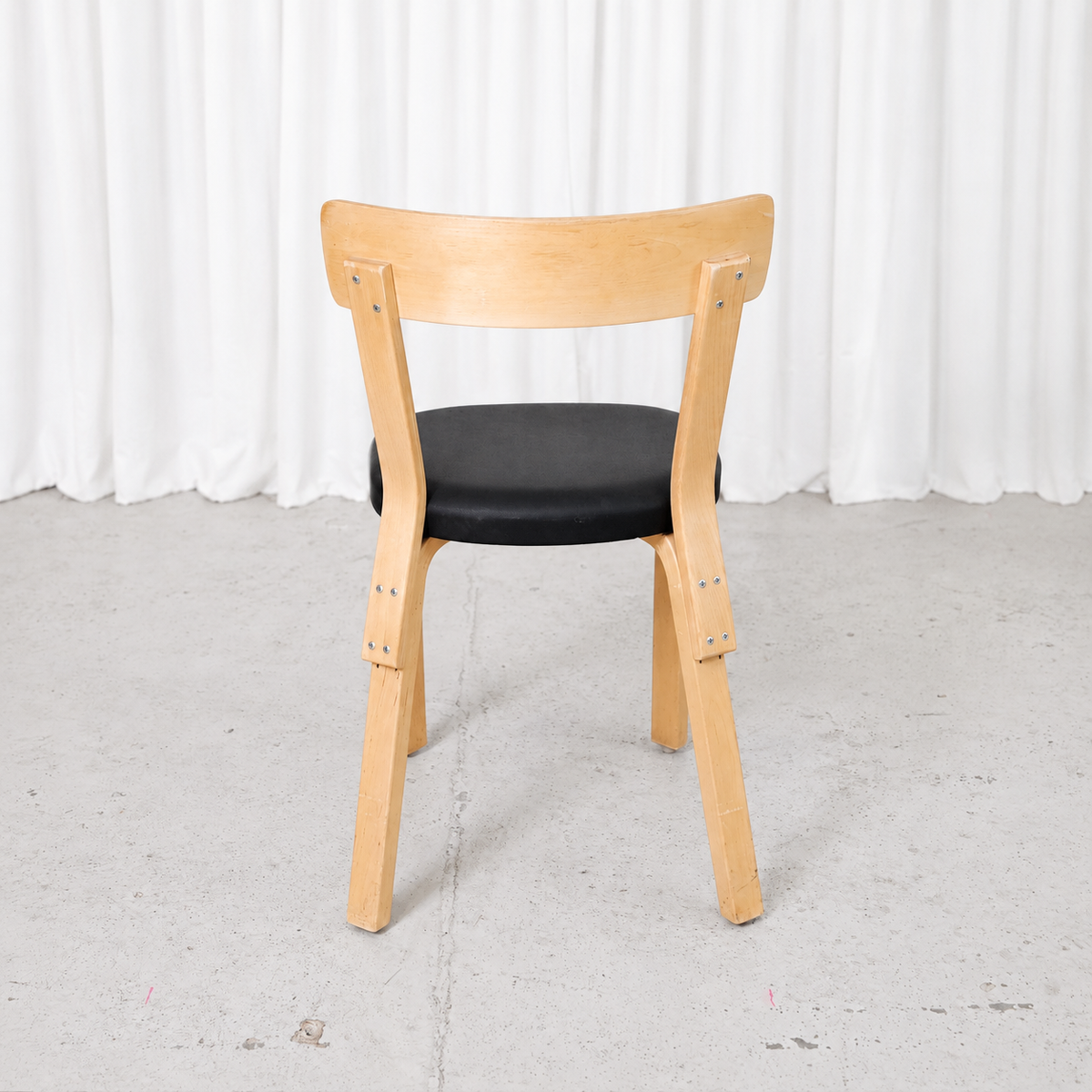 Alvar Aalto 69 -tuoli, valmistaja Artek, musta verhoilu