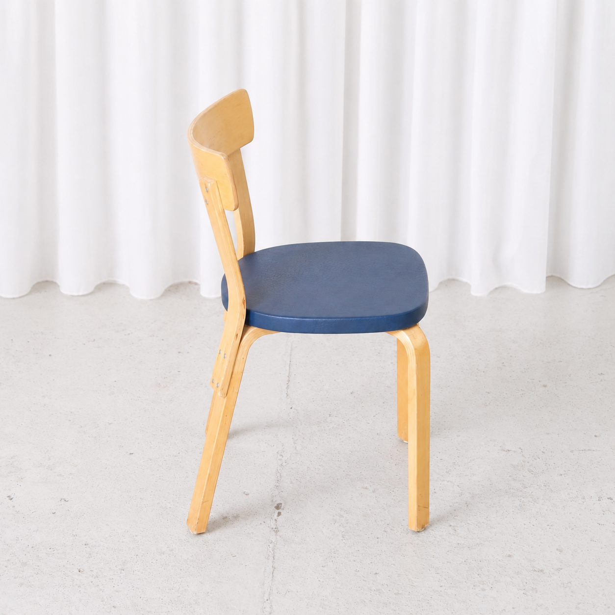 Artek tuoli 69, koivu ja sininen verhoilu – Alvar Aalto
