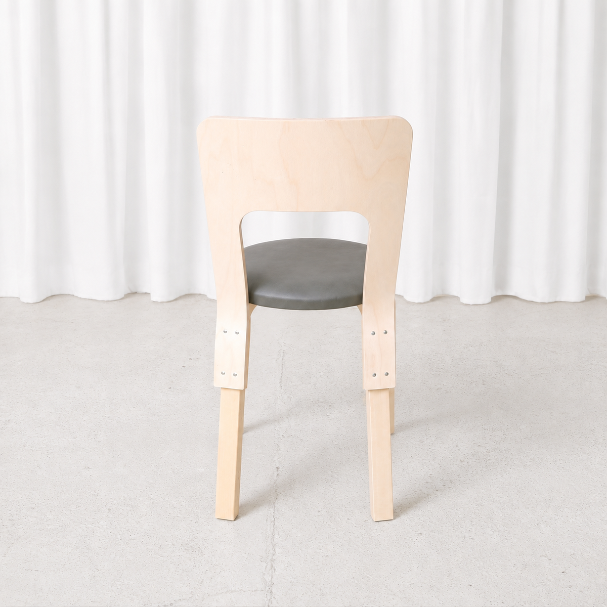 Alvar Aalto 66 -tuoli, valmistaja Artek, 2026