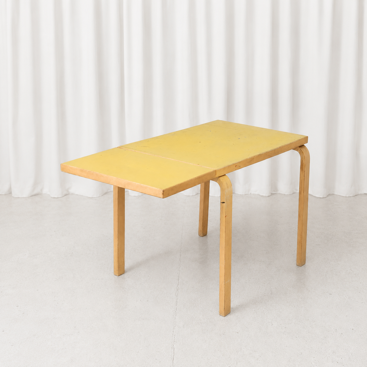 Alvar Aalto DL82 -klaffipöytä, keltainen linoleumi, valmistaja Artek