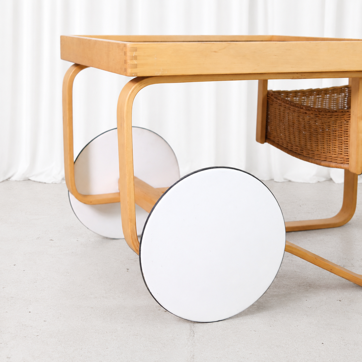 Alvar Aalto Artek 900 -teetarjoiluvaunu, mustat keraamiset laatat