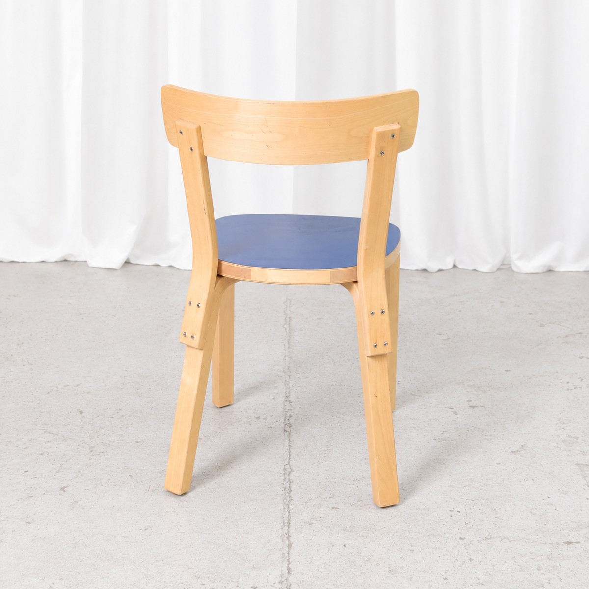 Alvar Aalto 69 -tuoli, valmistaja Artek, sininen laminaatti