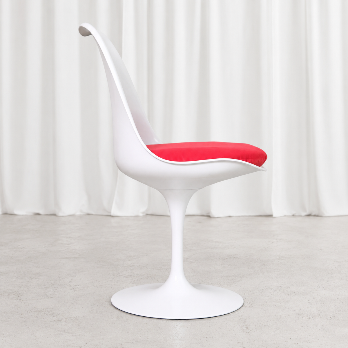 Eero Saarinen Tulip Chair for Knoll in White and Red