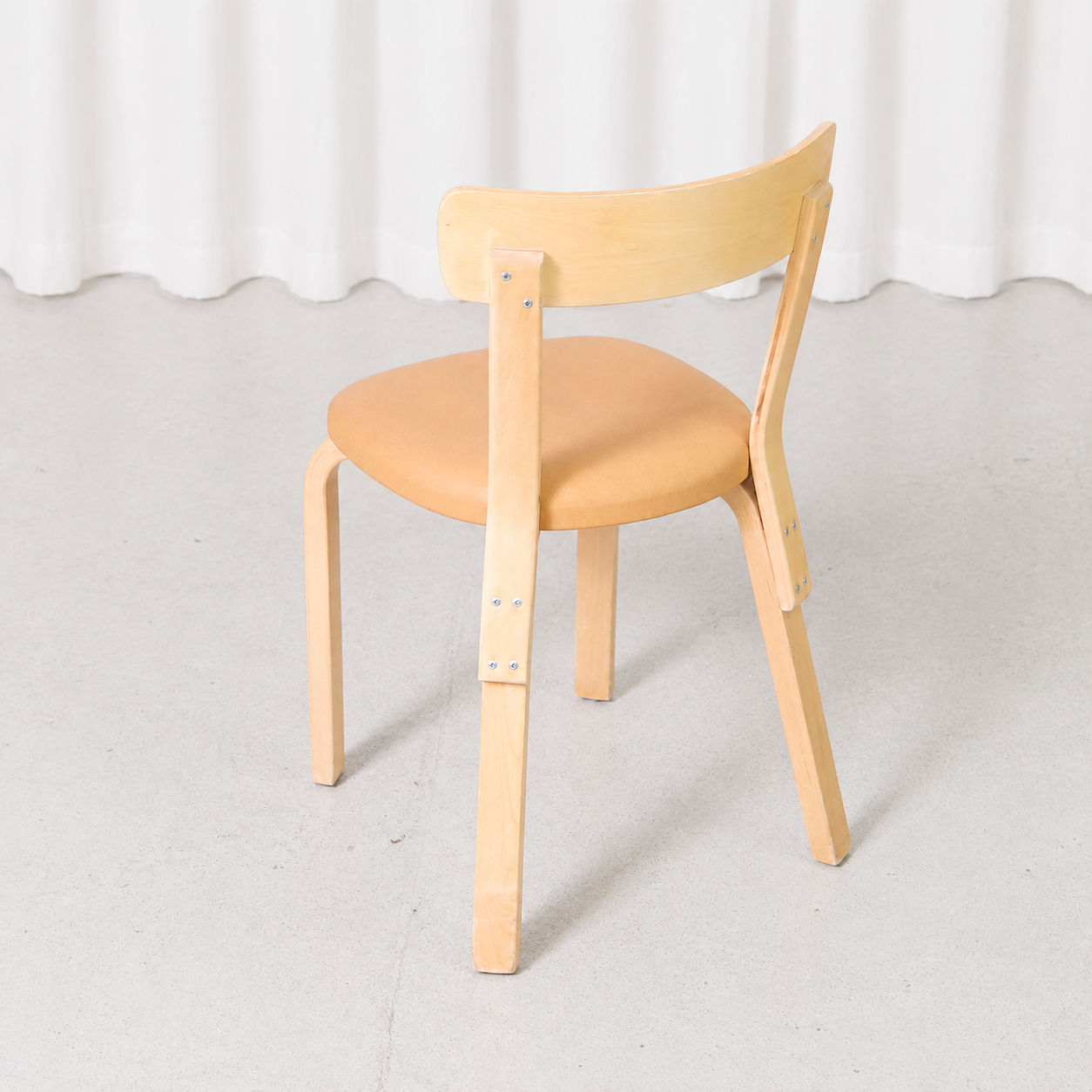 Artek tuoli 69, koivu ja beige verhoilu – Alvar Aalto