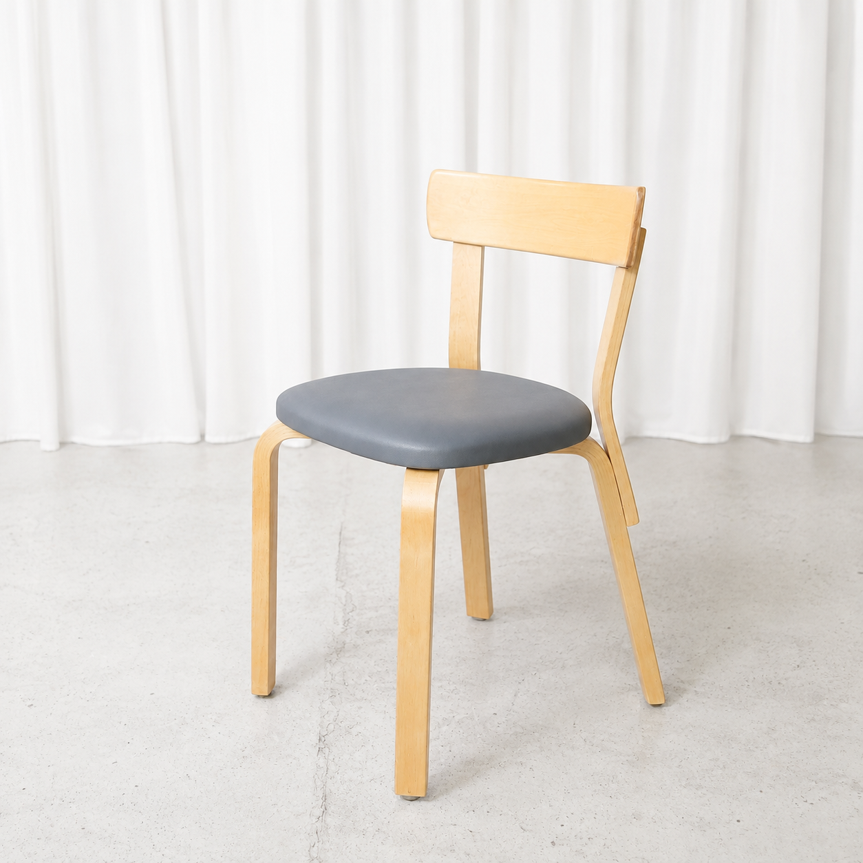 Artek tuoli 69, harmaa verhoilu – Alvar Aalto