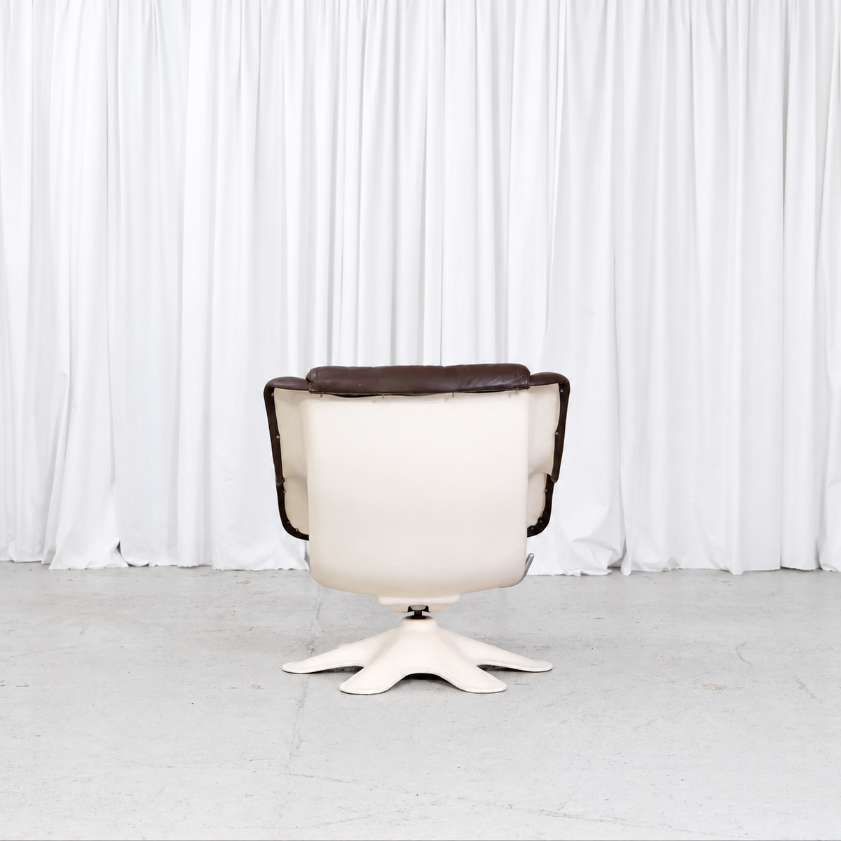 Yrjö Kukkapuro 418 Little Carousel lounge chair with white fibreglass shell, rear view