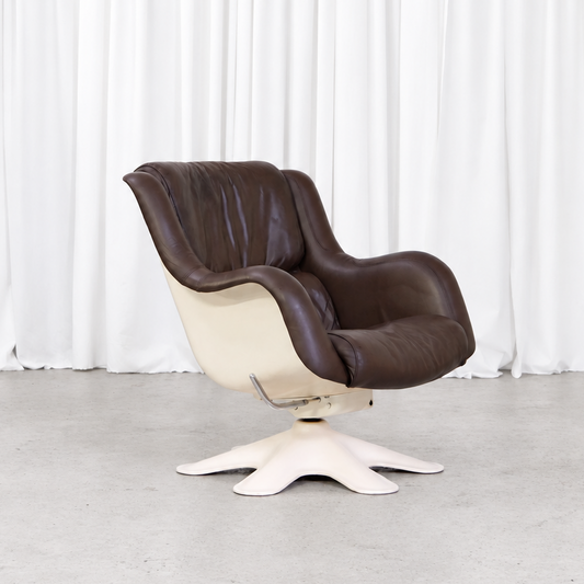 Yrjö Kukkapuro 418 Little Carousel lounge chair in brown leather, front angle