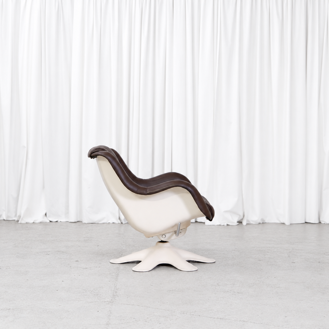 Yrjö Kukkapuro 418 Little Carousel lounge chair in brown leather, side view