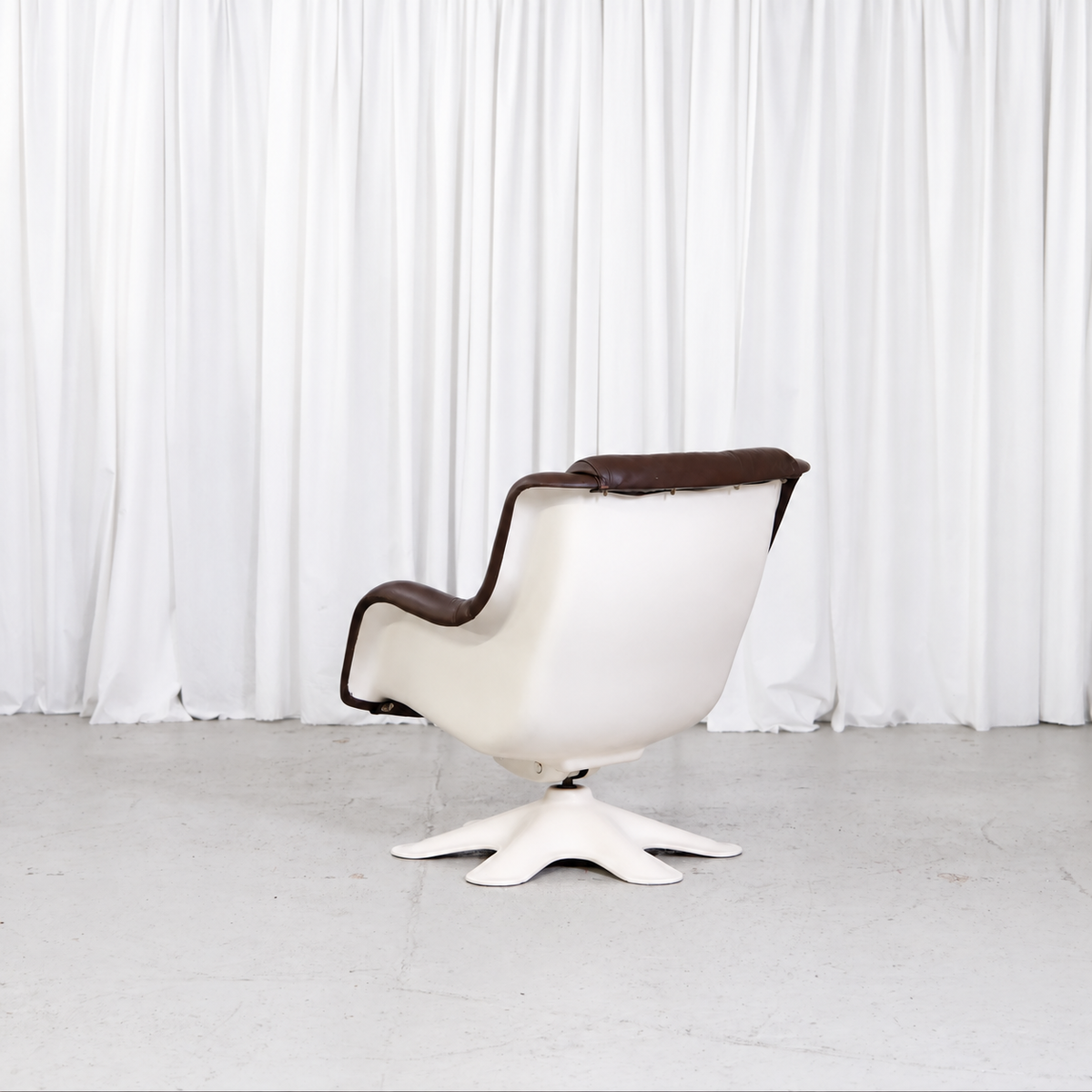 Yrjö Kukkapuro 418 Little Carousel lounge chair, rear angle