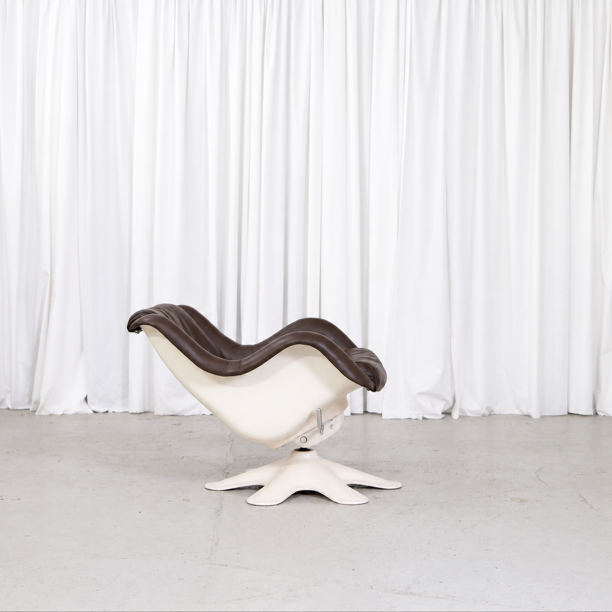 Yrjö Kukkapuro 418 Little Carousel lounge chair in reclined position