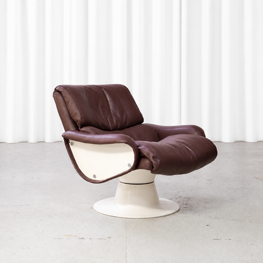 Yrjö Kukkapuro Saturnus lounge chair in burgundy leather, front three-quarter view